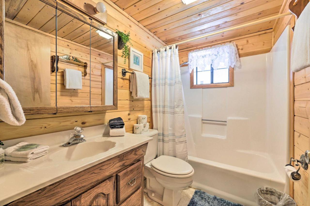 Rustic Duck Creek Village Cabin With Fire Pit! エクステリア 写真